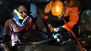 Proses-evakuasi-dua-korban-kecelakaan-truk-tronton.jpg
