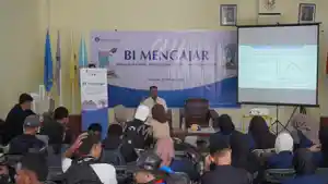 Hasiando-G-Manik-memberikan-pemahaman-tentang-pentingnya-literasi-perekonomian.jpg
