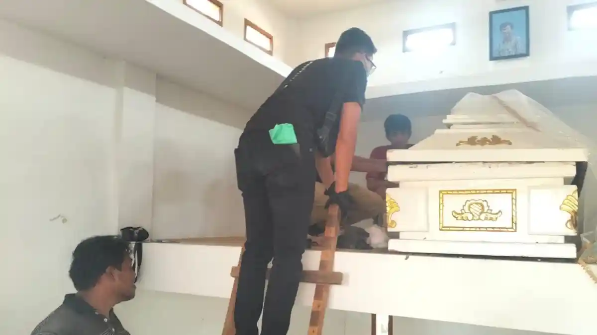 Pencuri Makam di Luwu Timur Gondol Perhiasan Emas