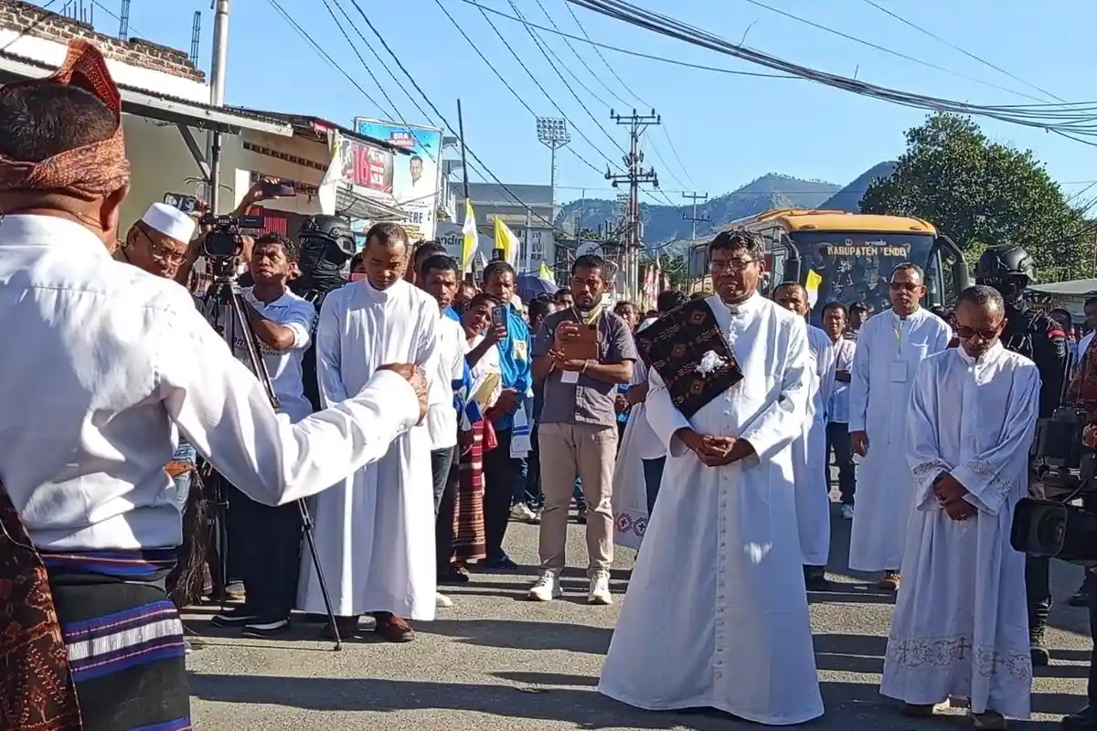 Sapa Mgr Paul Budi Kleden Secara Adat di Depan Patung Marilonga, Suara Kanis Bata Bergetar