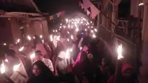 semarak-1-muharram-ratusan-warga-saat-melakukan-arak-arakan-pawai-obor-di-lebak.jpg
