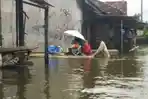 Warga-Desa-Setrokalangan-kudus-gunakan-perahu-banjir-kudus.jpg