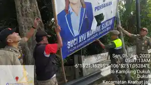 Panwascam-dan-Satpol-PP-Jakarta-Timur-saat-menertibkan-APK-Pemilu-2024-Kramat-Jati.jpg