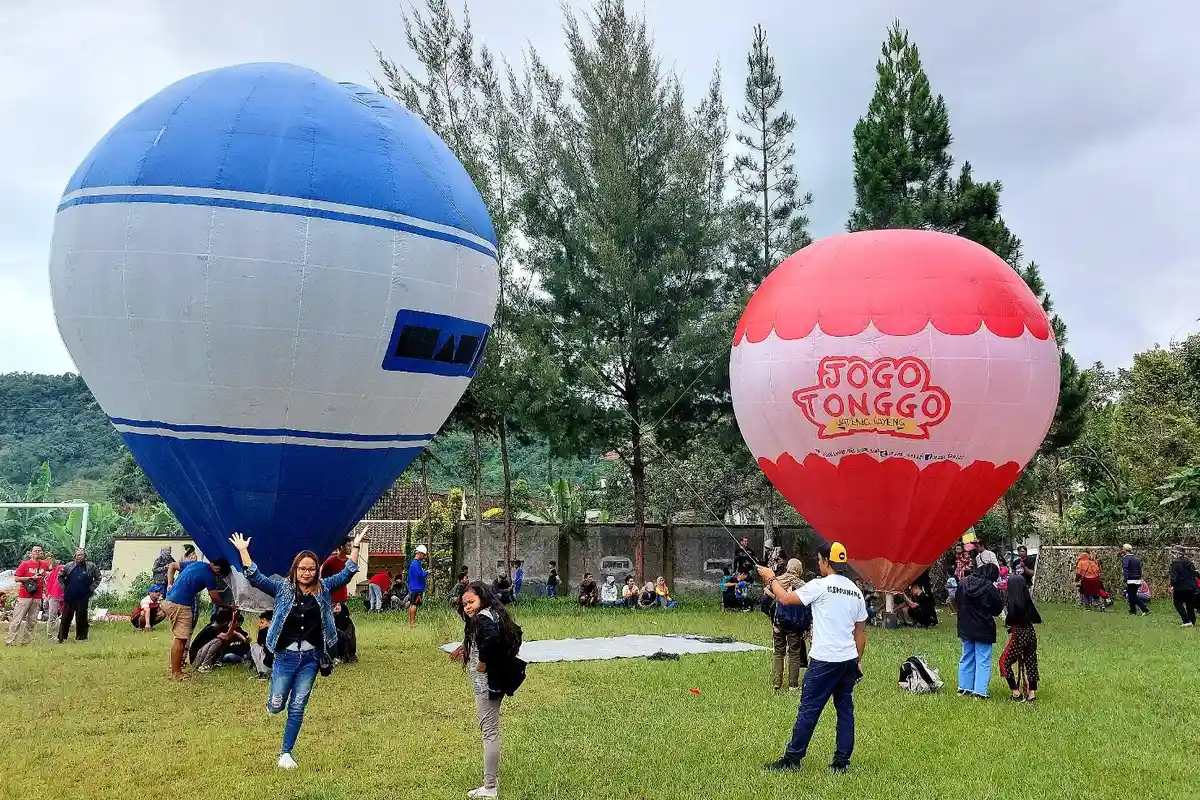 Melihat Warna-warni Atraksi Balon Udara di Langit Kemuning Karanganyar, Daya Tarik Wisata Baru!