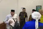 Terdakwa-dugaan-korupsi-dana-hibah-pariwisata-Sleman-Sri-Purnomo-menyapa-istri.jpg