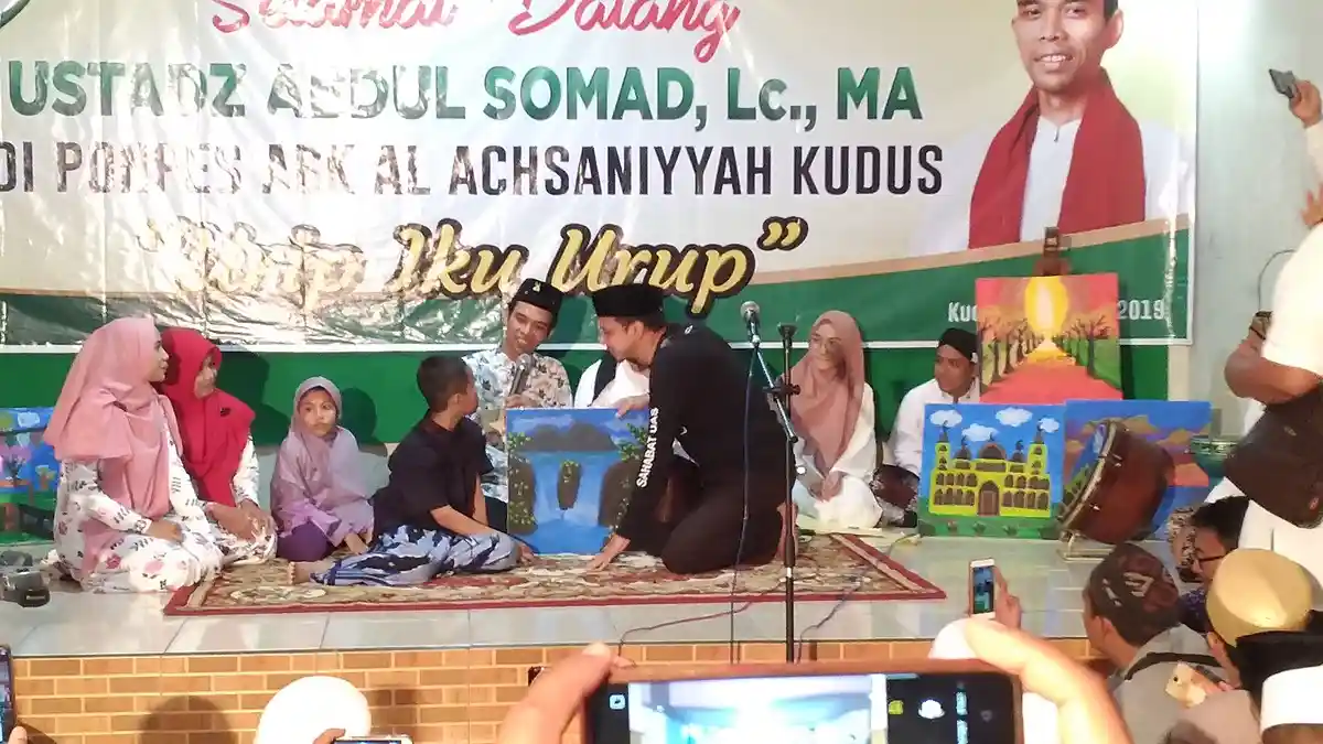 Ustadz Abdul Somad UAS Lelang Lukisan Santri Autis Al-Achsaniyyah Kudus