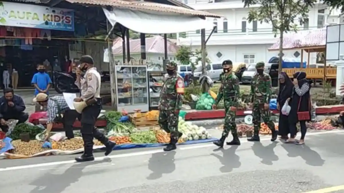 Tim Gabungan Disiplinkan Warga Terapkan Protokol Kesehatan di Pasar Lampahan