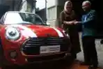 Seorang Ibu Dapat Mini Cooper dari Bank Mandiri EDC