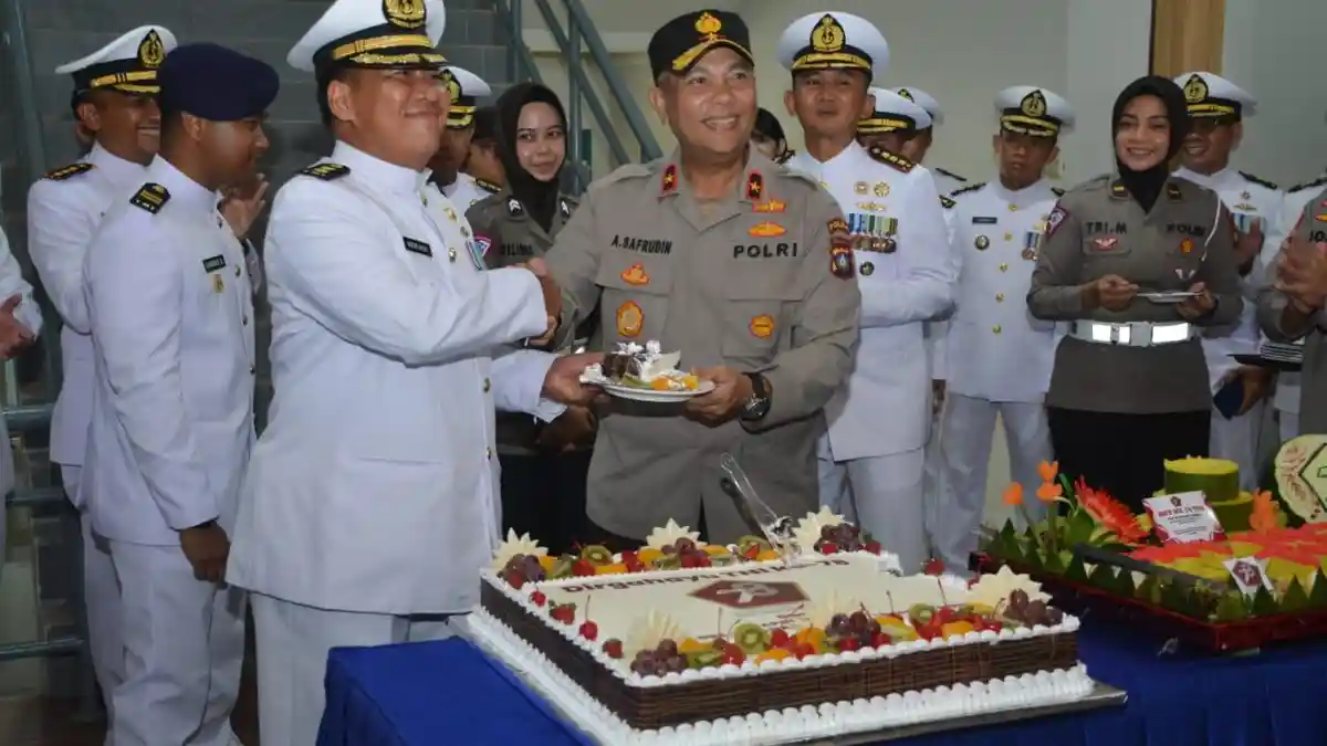 HUT TNI di Batam Penuh Sinergitas, Wakapolda Kepri Bawa Tumpeng ke Lantamal IV