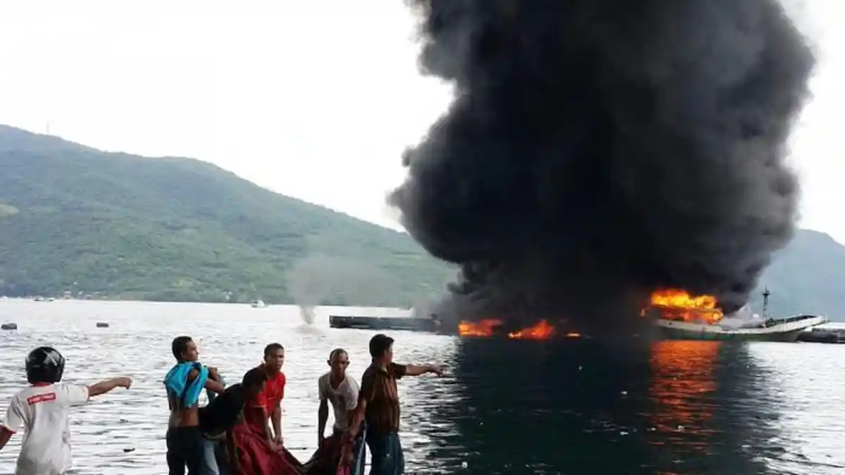 Menhub Budi Karya Sumadi Siap Perbaiki Mekanisme Penumpang Menyusul KM Santika Nusantara Terbakar