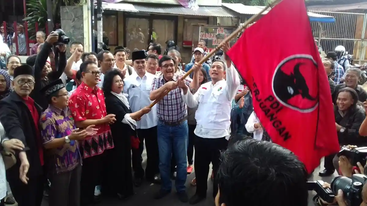 Wagub Djarot Lepas Bus Bawa Rombongan Pemudik PDIP