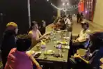 Ferdi-Guhuhuku-tribun-manadoSuasana-Malam-di-Food-Court-Pasar.jpg
