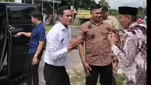 Bupati-Irwan-Sabri-saat-silaturahmi-langsung-dengan-warga-Desa-Binusan.jpg
