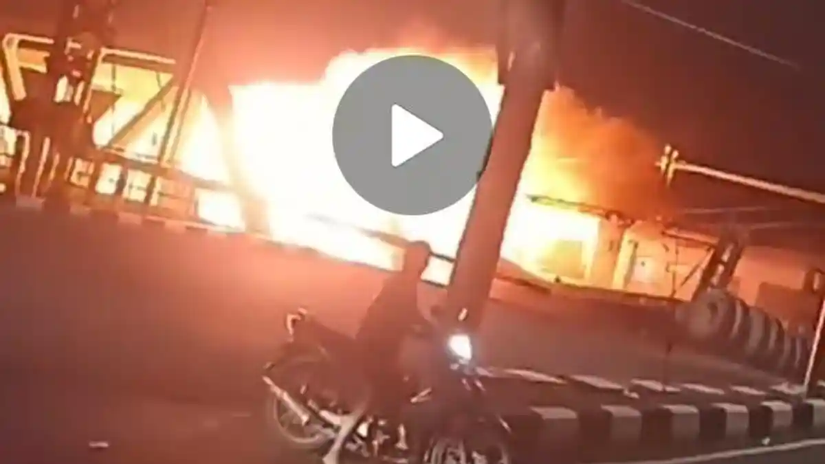 BREAKING NEWS: Braaakk! Kereta Api Tabrak Kontainer Mogok di Krobokan, Langsung Kebakaran