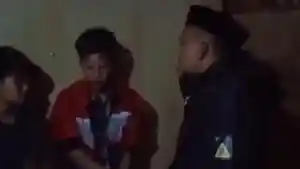 Kepala-Desa-Biji-Nangka-Kecamatan-Sinjai-Borong-Abdul-Rauf-saat-menginterogasi-Santi.jpg