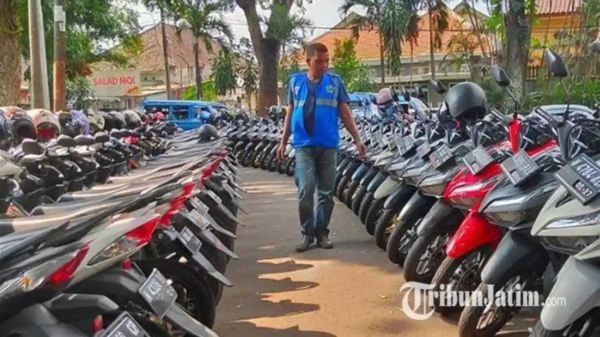 Parkiran Ini Viral karena Motor Ditata Rapi Sesuai Merk dan Jenis, Ini ...