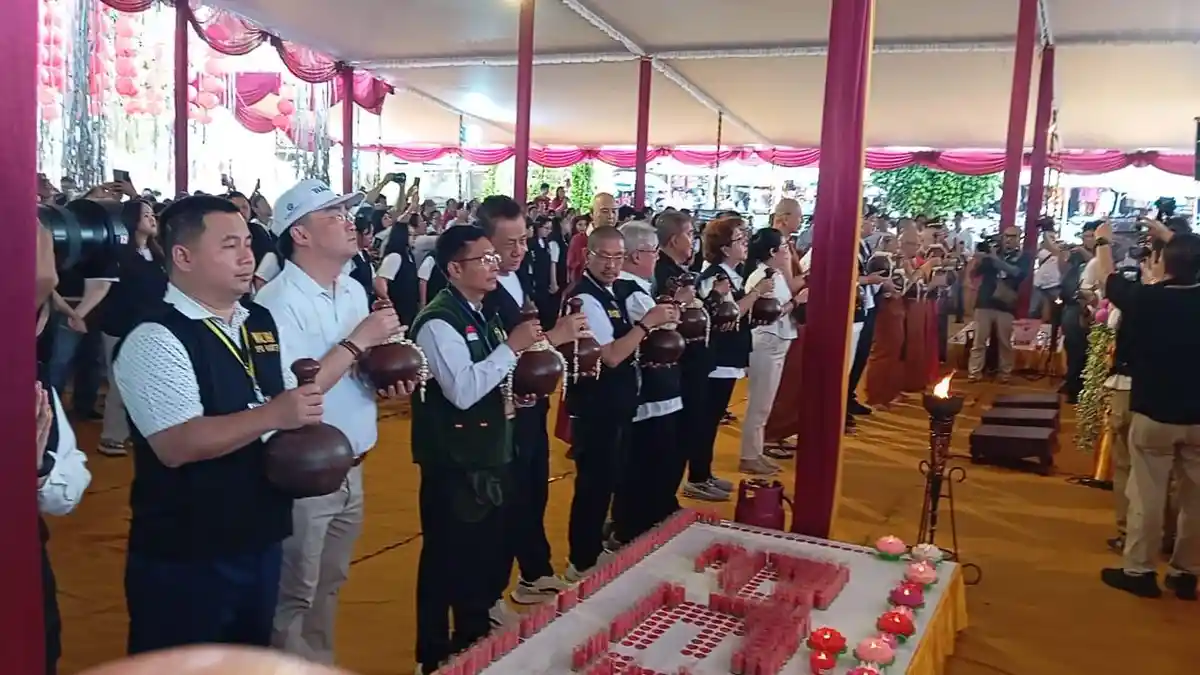 Penyemayaman Air Berkah Waisak di Candi Mendut, Simbol Cinta Kasih dan Kedamaian Dunia