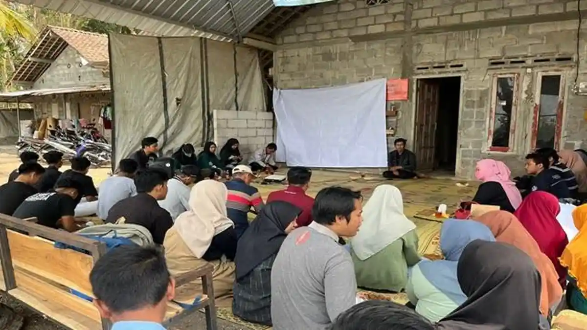 Tim PKK Ormawa UGM Latih Petani di Kulon Progo Pembuatan Pupuk Nitrobacter
