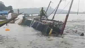kapal-terbalik-di-Filipina_01.jpg