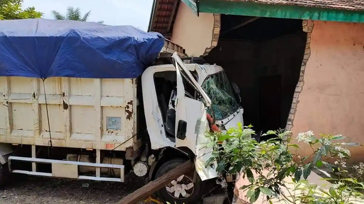BREAKING NEWS Dump Truk Angkut Batu Bara Seruduk Rumah Warga di Batin XXIV