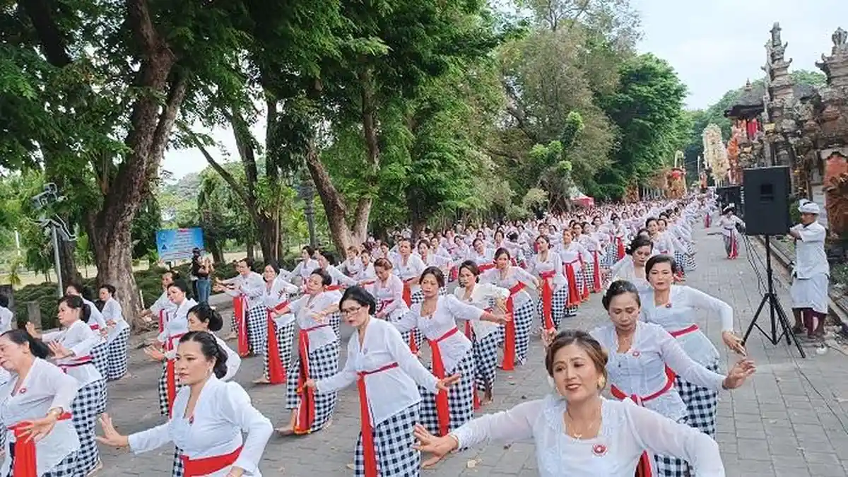 1007 Rejang Sutri Witala Iring Prosesi Melaspas Pura Jagatnatha Denpasar