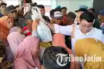 Warga-Lumajang-ramai-ramai-menyerbu-paket-sembako-murah-di-Posko-Pemenagan-Prabowo-Gibran.jpg