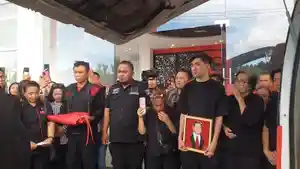 Penghormatan-terakhir-pengurus-hingga-relawan-DPC-PDIP-Manado-kepada-jenazah-Tonny-Rawung09.jpg