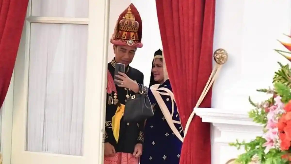 Pakai Baju Adat, Jokowi dan Iriana ''Selfie'' Sebelum Upacara HUT RI