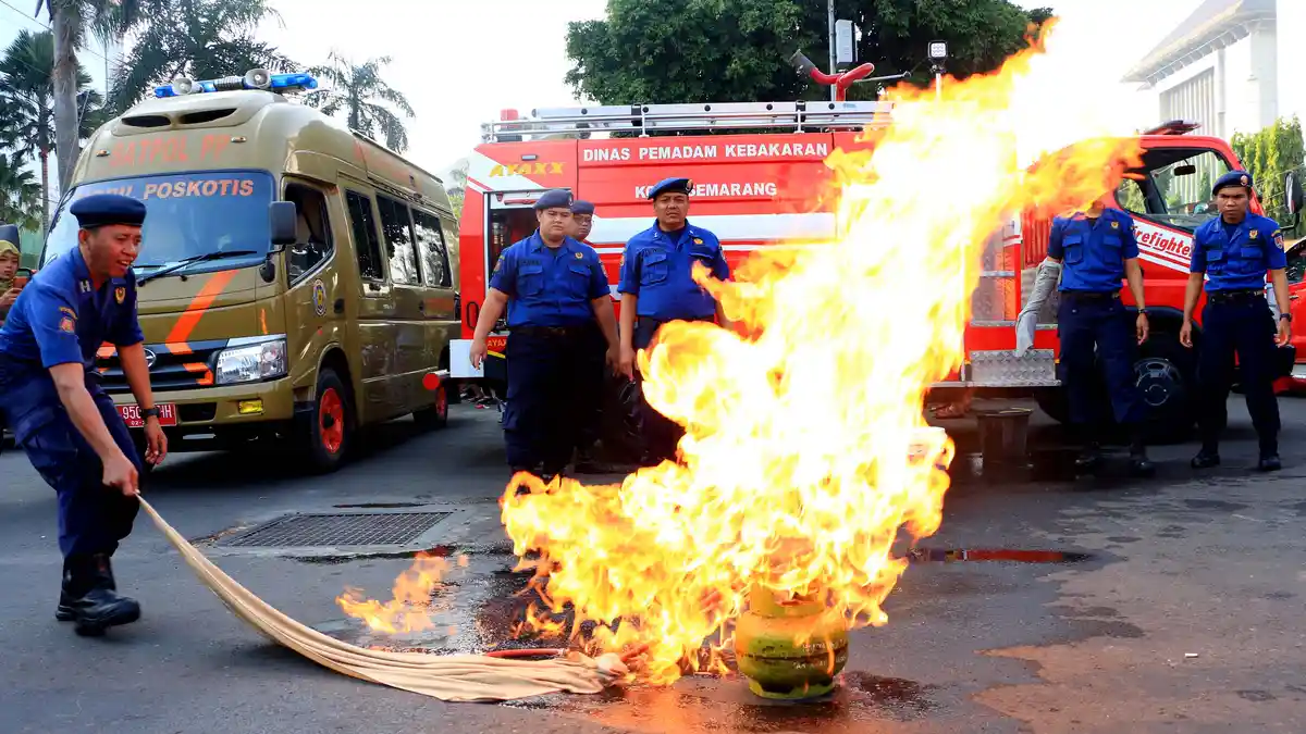 Bau Gosong Tercium dari Gudang yang Terbakar di Kompleks Velodrome Rawamangun