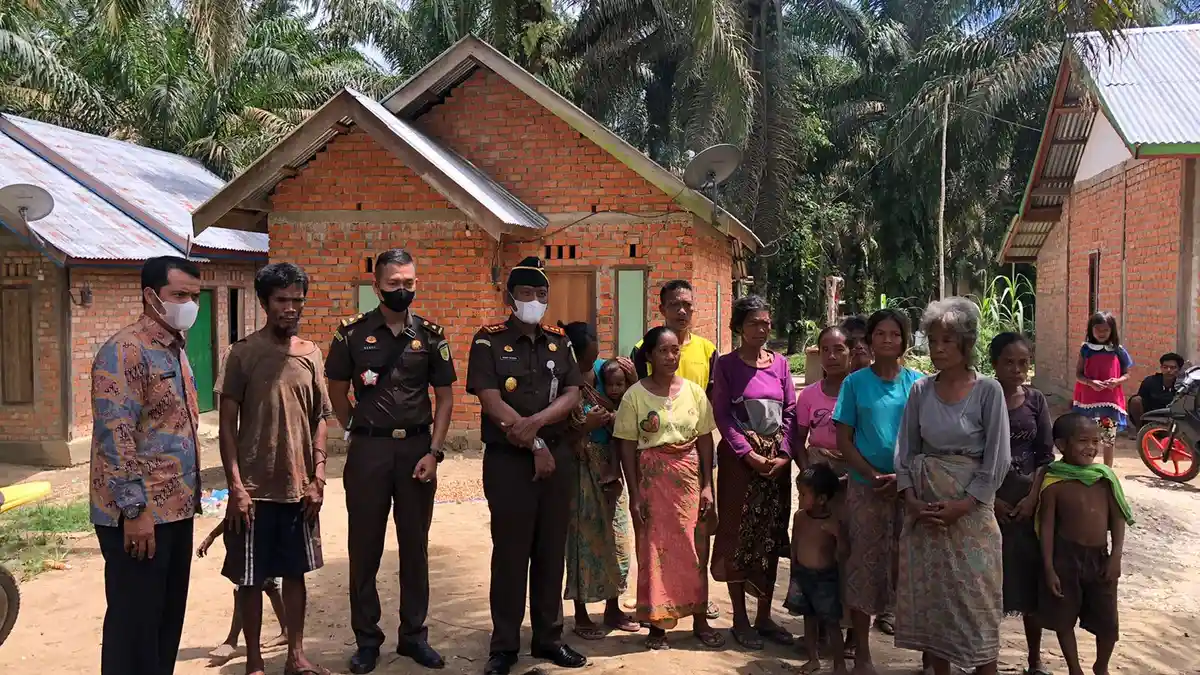 Melalui Kejari Sarolangun, Kejati Jambi Bagikan 100 Paket Sembako pada SAD