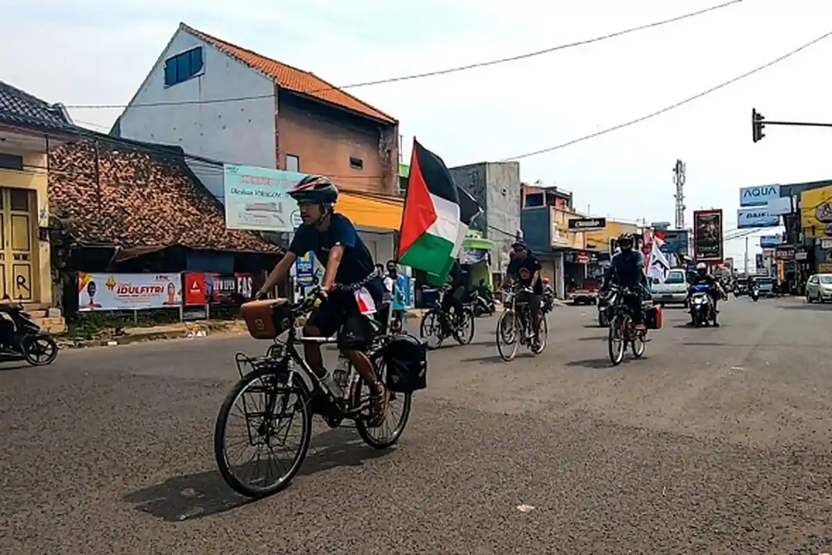 Kisah Pemuda Asal Ciracas Bersepeda 1.100 KM Sambil Kibarkan Bendera Palestina, Demi Aksi Mulia