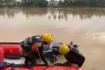 tim-seorang-korban-runtuhnya-jembatan-penyeberangan-dermaga-Sungai-Limau.jpg