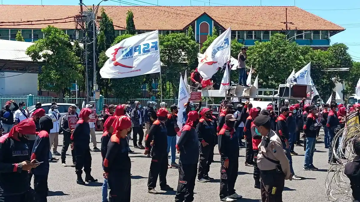 Geruduk DPRD Jatim, Para Buruh Minta Pemerintah Serius Awasi Pembayaran THR