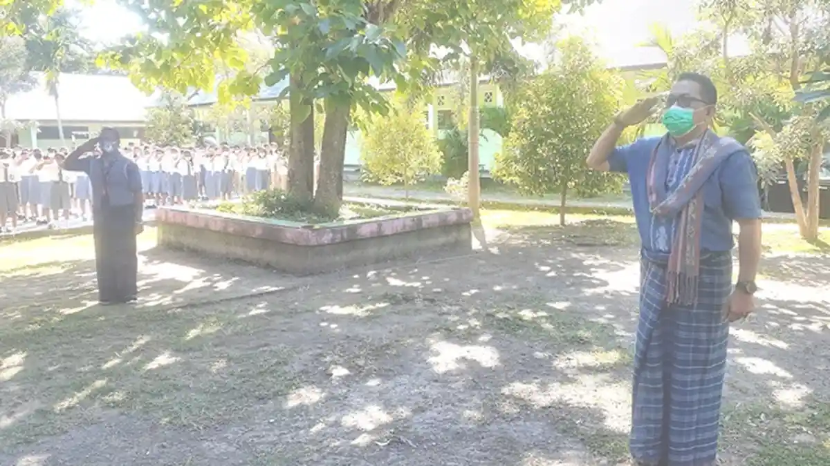 Hormati Gugur Kru KRI Nanggala,SMK St.Thomas Maumere Apel Naikkan Bendera Merah Putih SetengahTiang