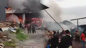 Gudang-Kayu-di-Tropodo-Waru-Sidoarjo-Terbakar-Asap-Hitam-Membumbung-Tinggi-Picu-Kepanikan.jpg