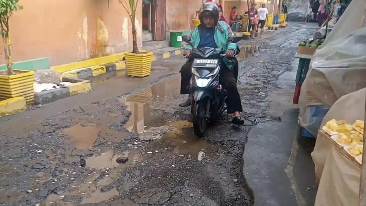 Bertahun-tahun Rusak, Akses Jalan Pasar Jatinegara Dibiarkan Mangkrak