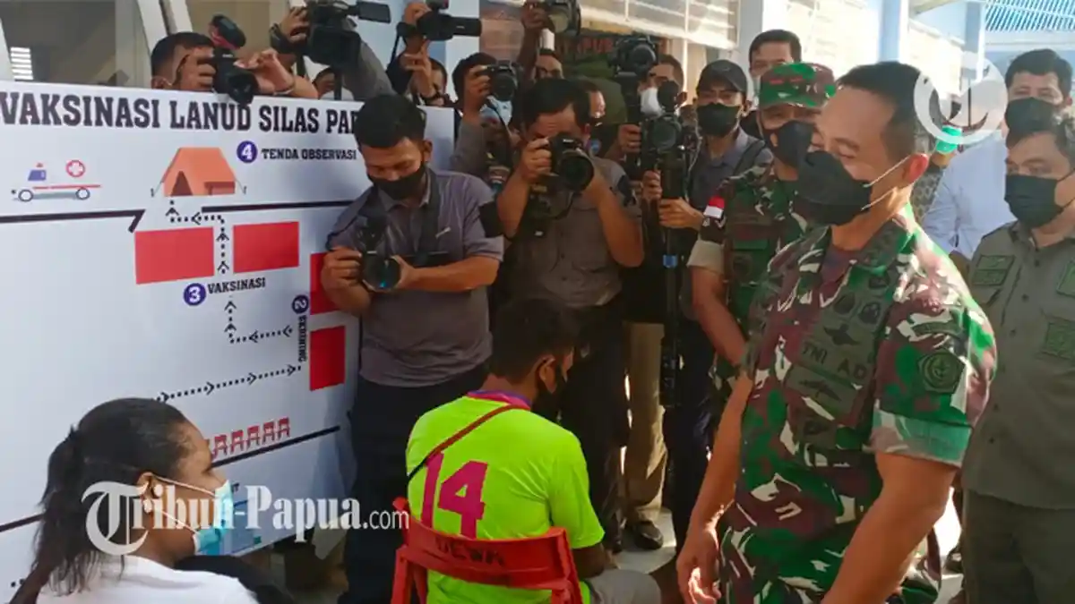 Tinjau Vaksinasi di Lanud Silas Papare, Panglima TNI Minta Vaksinasi Dilakukan Rutin Tiap Hari