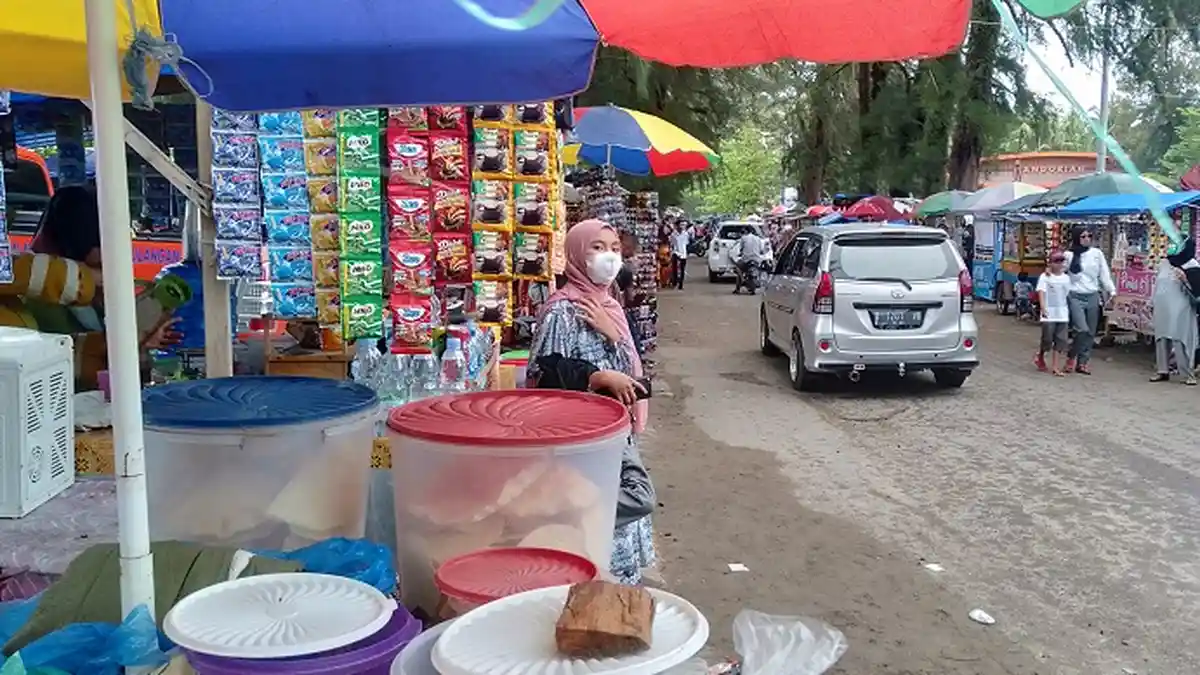 Berlibur di Pantai Gandoriah Pariaman, Makin Sore Makin Ramai, Besok Puncak Kunjungan Wisatawan 