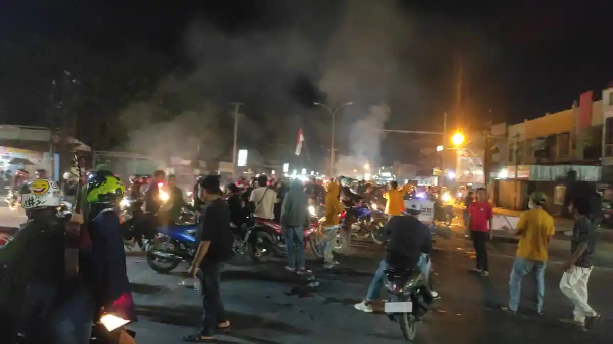 Mahasiswa Kendari Blokir Pertigaan Kampus UHO, Peringati Kematian Randi dan Muhammad Yusuf Kardawi