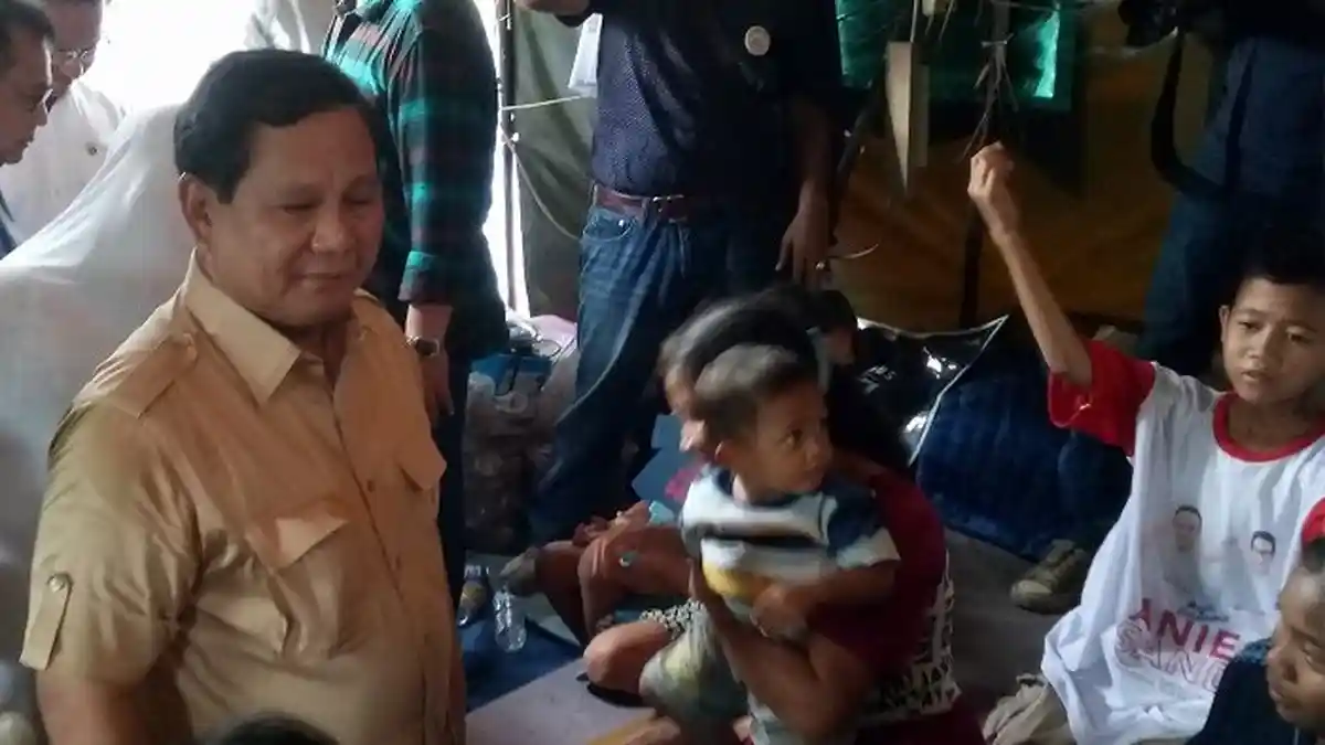 Prabowo Disambut Isak Tangis Penghuni Tenda Darurat Kampung Akuarium