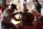 Ritual Memandikan Patung Dewa di Wihara Amurva Bhumi