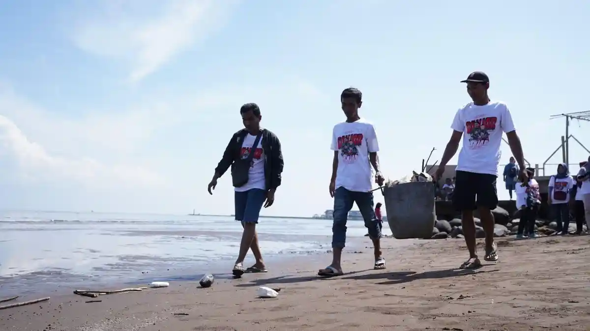 Relawan Ganjar Gandeng Milenial Bersih-bersih di Pantai Sari Pekalongan