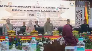 Gubernur-Lampung-Rahmat-Mirzani-Djausal-Sidang-Paripurna-Istimewa.jpg