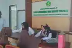 Warga-ingin-mendaftar-jamaah-haji-mendatangi-Kantor-Kemenag-Kabupaten-Mamuju-Tengah.jpg