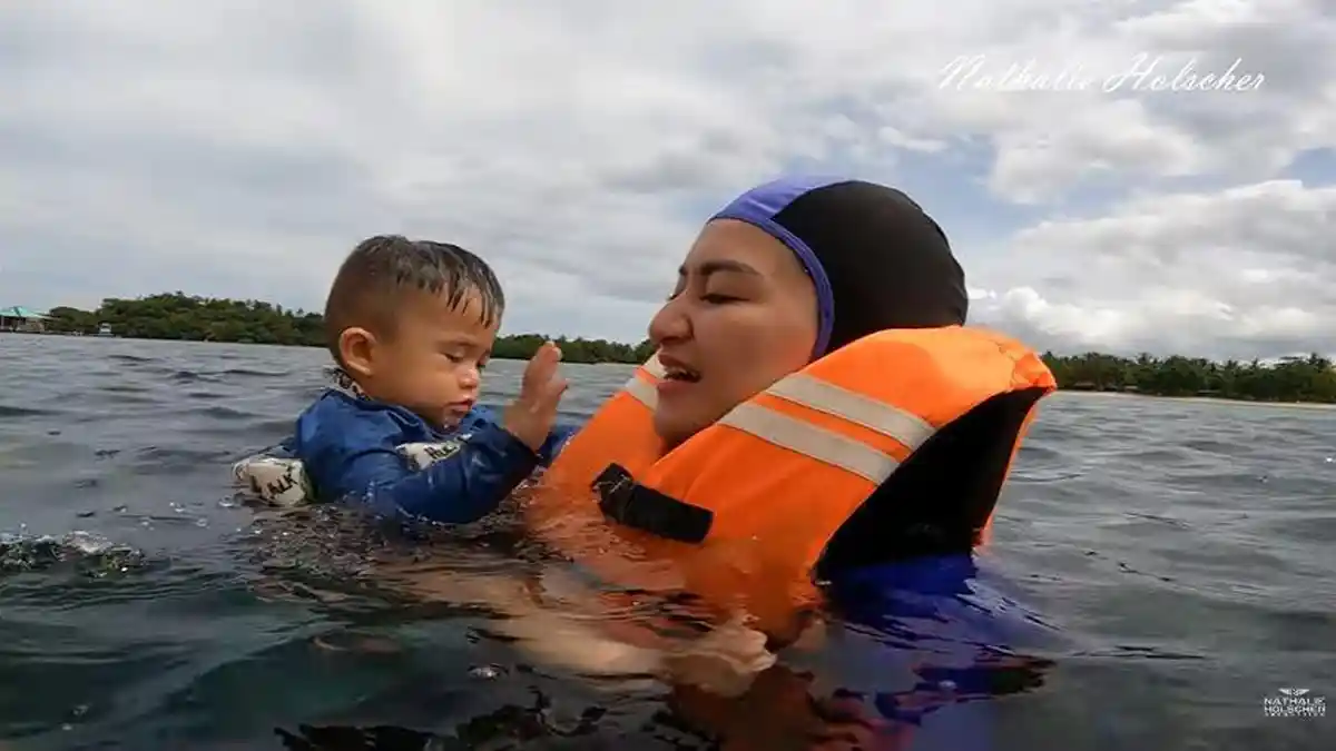 Nathalie Holscher Minta Adzam Berani saat Diajak Berenang di Pantai Pahawang