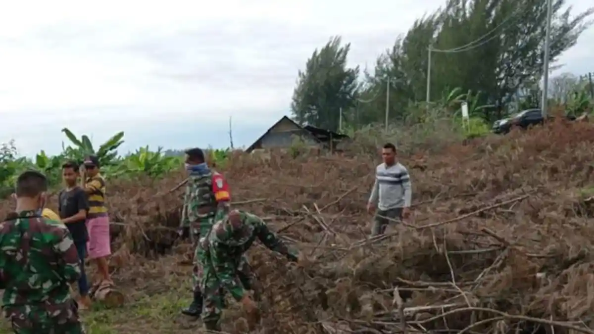 TNI Bersama Masyarakat Bersihkan Lahan untuk Lapangan Sepakbola