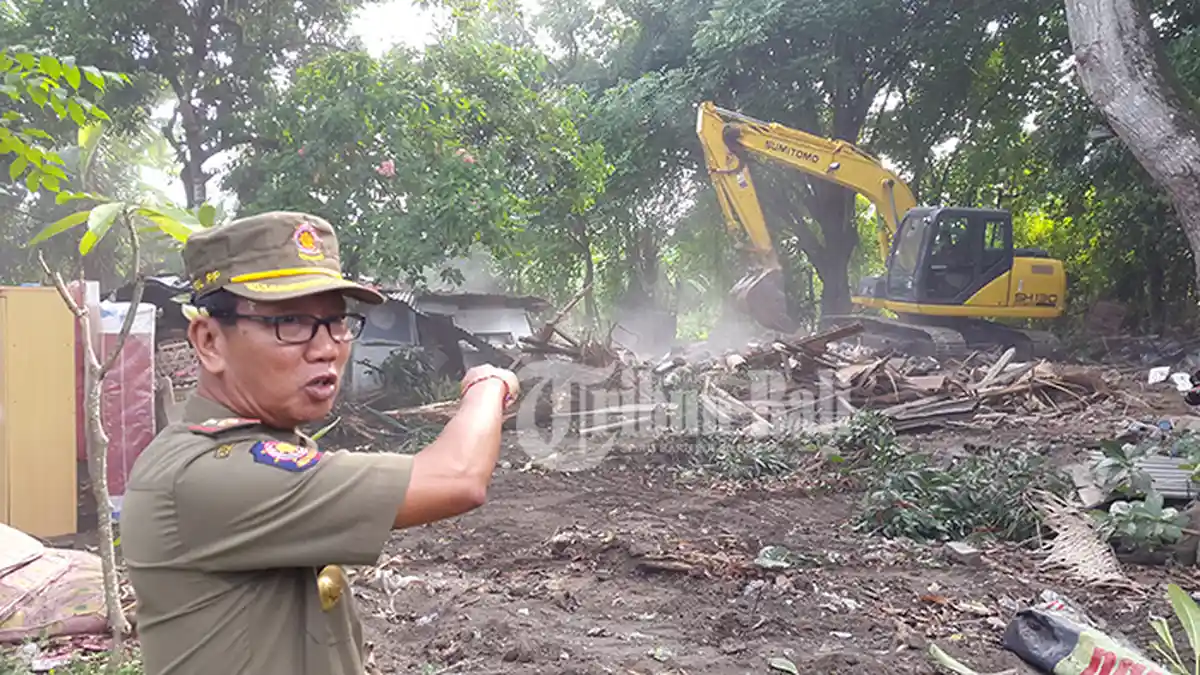 SatPol PP Provinsi Bali Ratakan Rumah Tak Bersurat di Renon