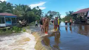 Pj-Bupati-Aceh-Singkil-Azmi-meninjau-banjir-merendam-badan-jalan-di-kawasan-Ujung-Bawang.jpg