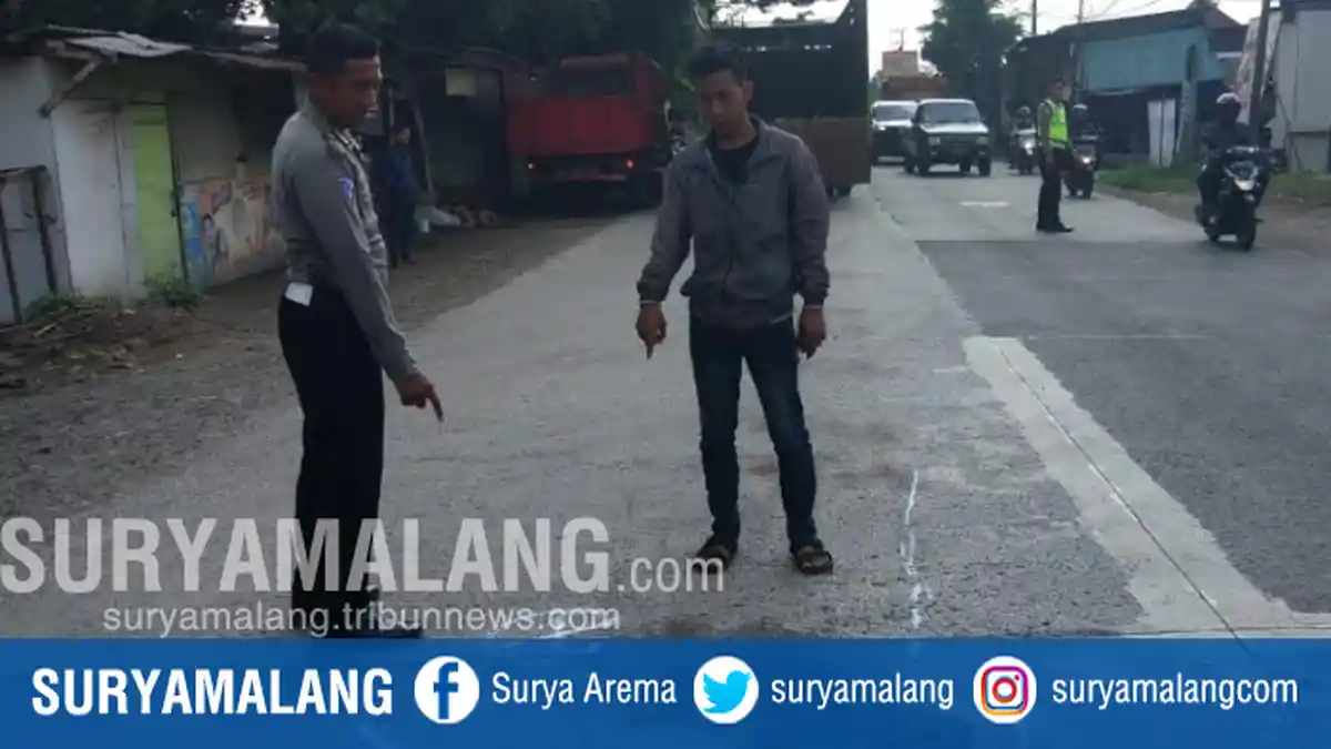 Pengendara Motor Tewas Usai Tabrak Truk Yang Tiba-tiba Berbelok Di Gresik