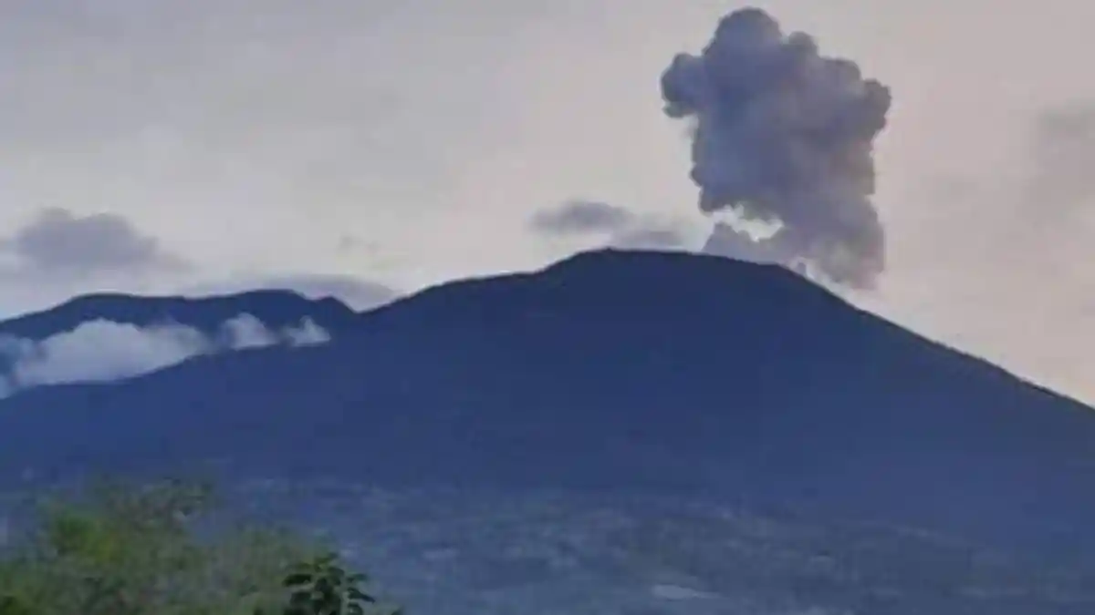 Gunung Marapi Eruopsi Pagi Ini, Lontarkan Abu Setinggi 1300 Meter, Warga Diminta Waspada